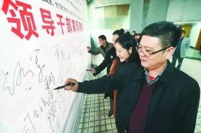 保時(shí)捷女車主一巴掌，童所長被免職，被“坑”的丈夫冤不冤？